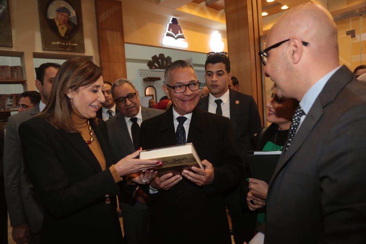 وزيرة الثقافة تتلقي دعوة من نظيرها الفنزويلي لتحل مصر ضيف شرف معرض فنزويلا الدُولي للكتاب 2025