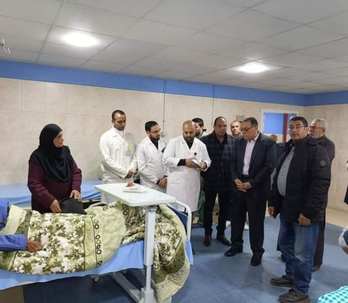 الدكتور ممدوح غراب  محافظ الشرقية خلال زيارة  مصابي غزه بمستشفى  السعديين  المركزي 