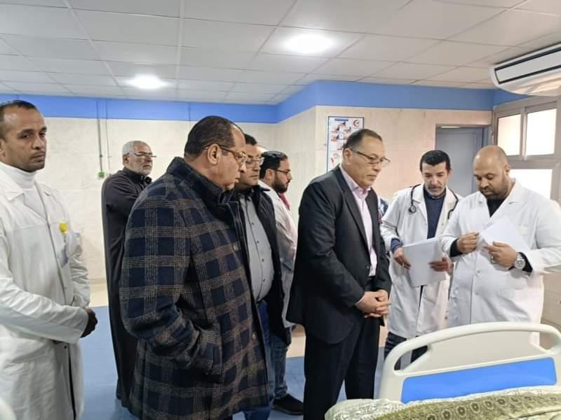 الدكتور ممدوح غراب  محافظ الشرقية خلال زيارة  مصابي غزه بمستشفى  السعديين  المركزي 