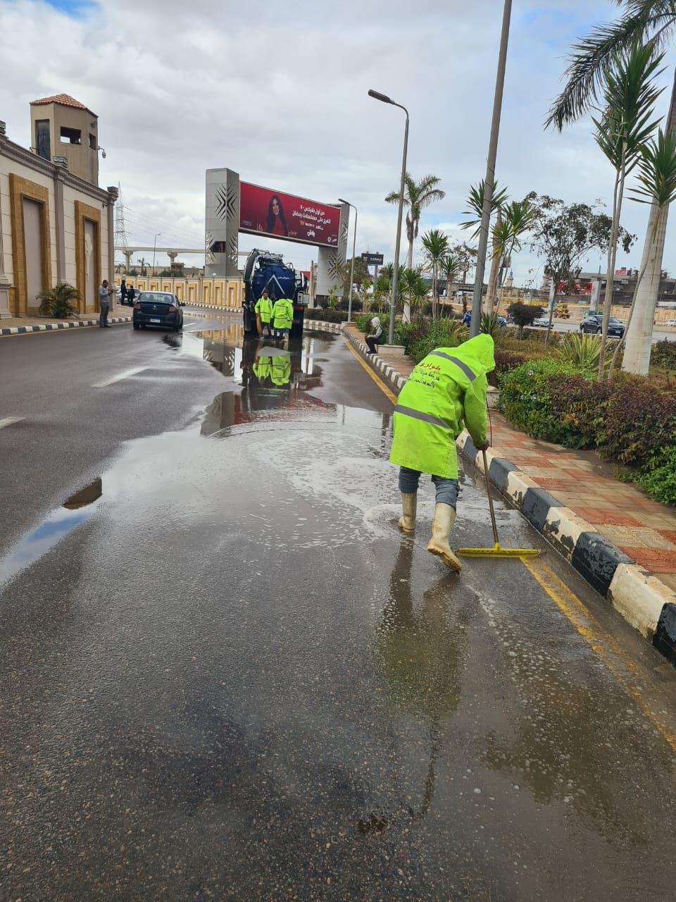 محافظ الجيزة يتابع جهود عمليات شفط مياه الأمطار