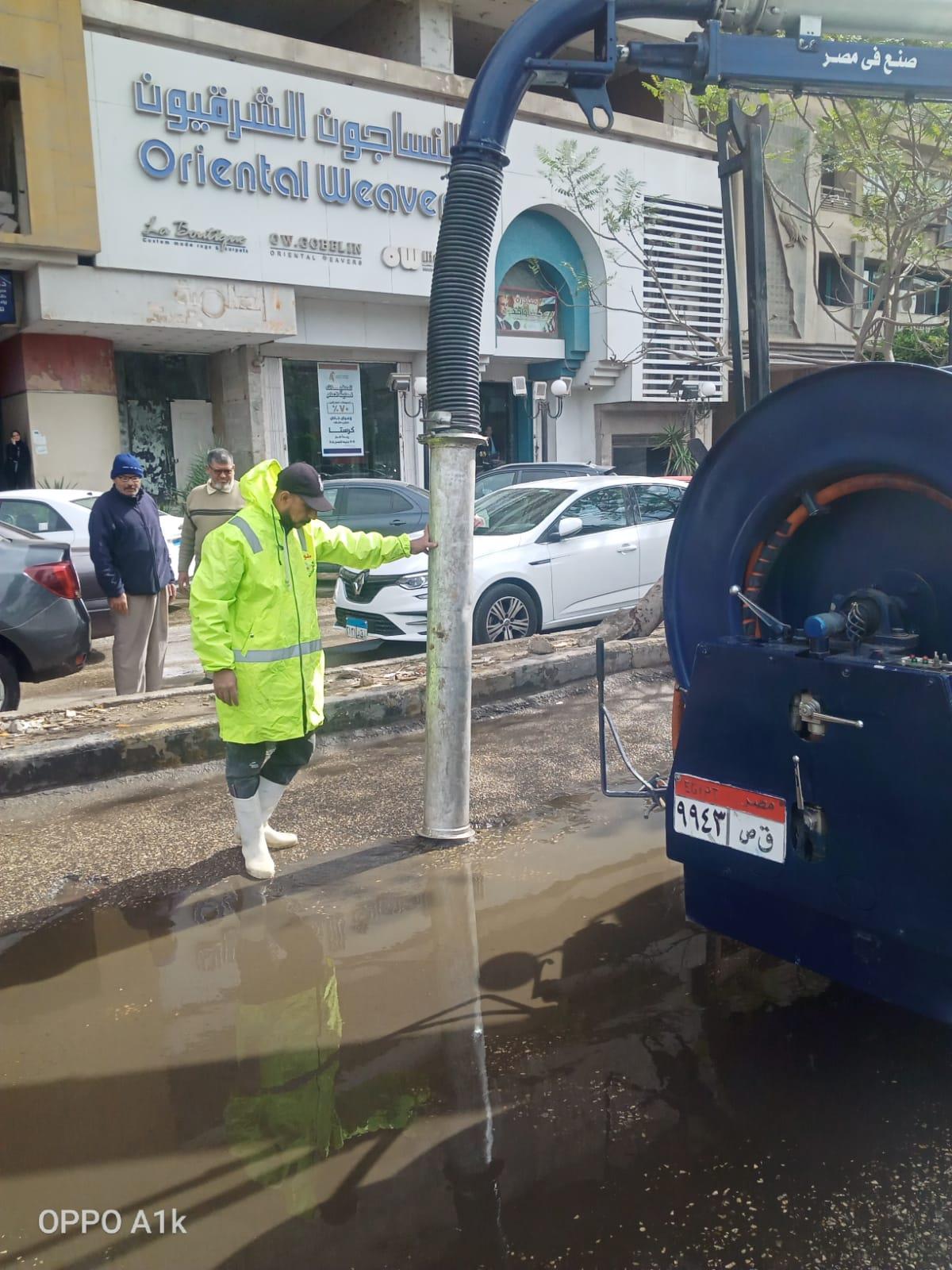 محافظ الجيزة يتابع جهود عمليات شفط مياه الأمطار