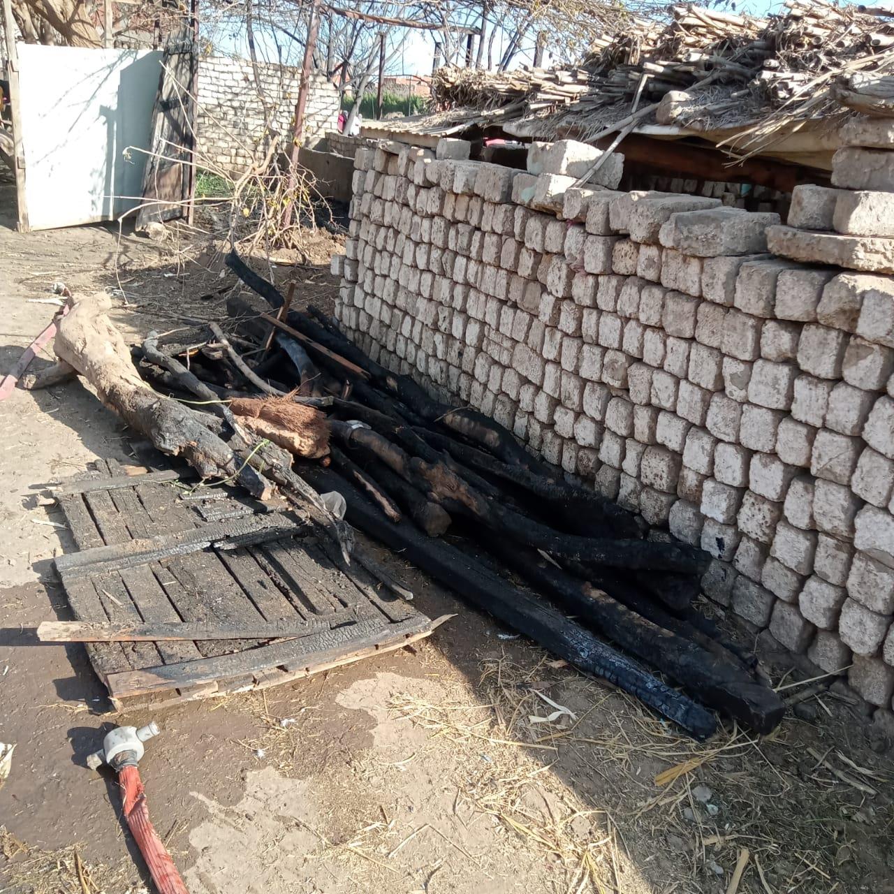 بالصور الأدلة الجنائية بالغربية  تعاين أثار حريق قرية قصر بغداد ونشاط الرياح أدى لتمددها