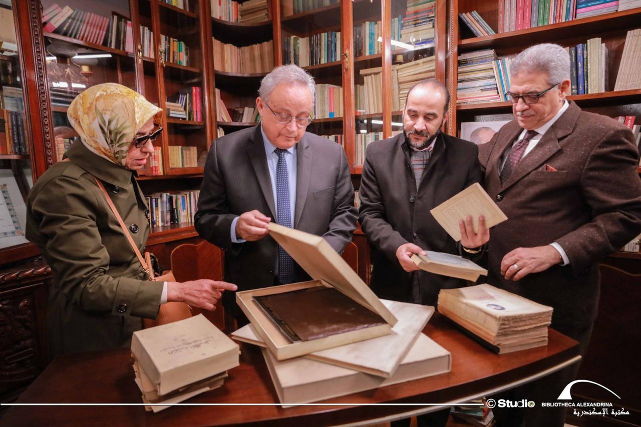 إهداء مقتنيات نجيب محفوظ لمكتبة الإسكندرية