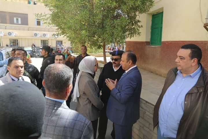 السيدة حنان مجدي نائب المحافظ تطمئن علي احد الطلبة المصابين في الحادث