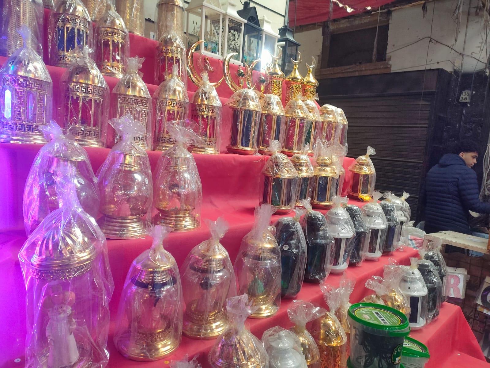 شوارع الإسماعيلية تتلون بأضواء فوانيس رمضان.. بوجي و طمطم وبكار الأكثر مبيعا |فيديو وصور 