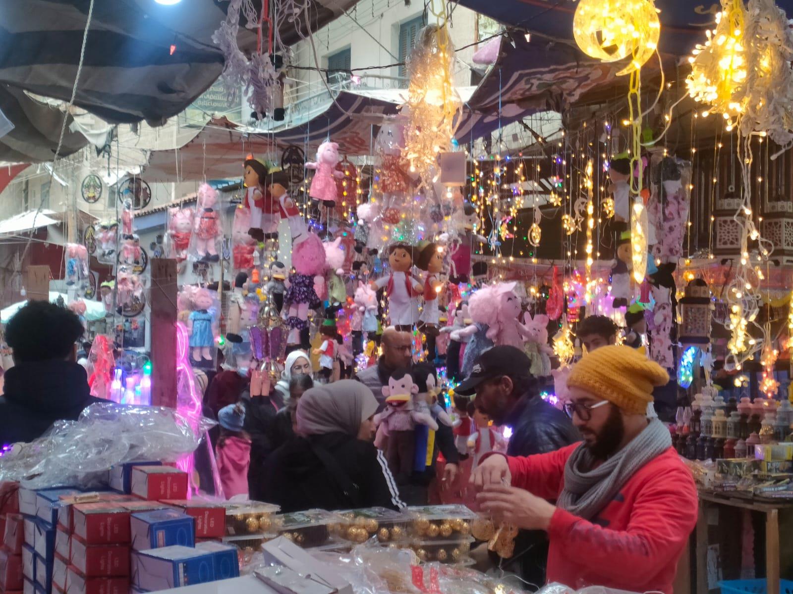 شوارع الإسماعيلية تتلون بأضواء فوانيس رمضان.. بوجي و طمطم وبكار الأكثر مبيعا |فيديو وصور 