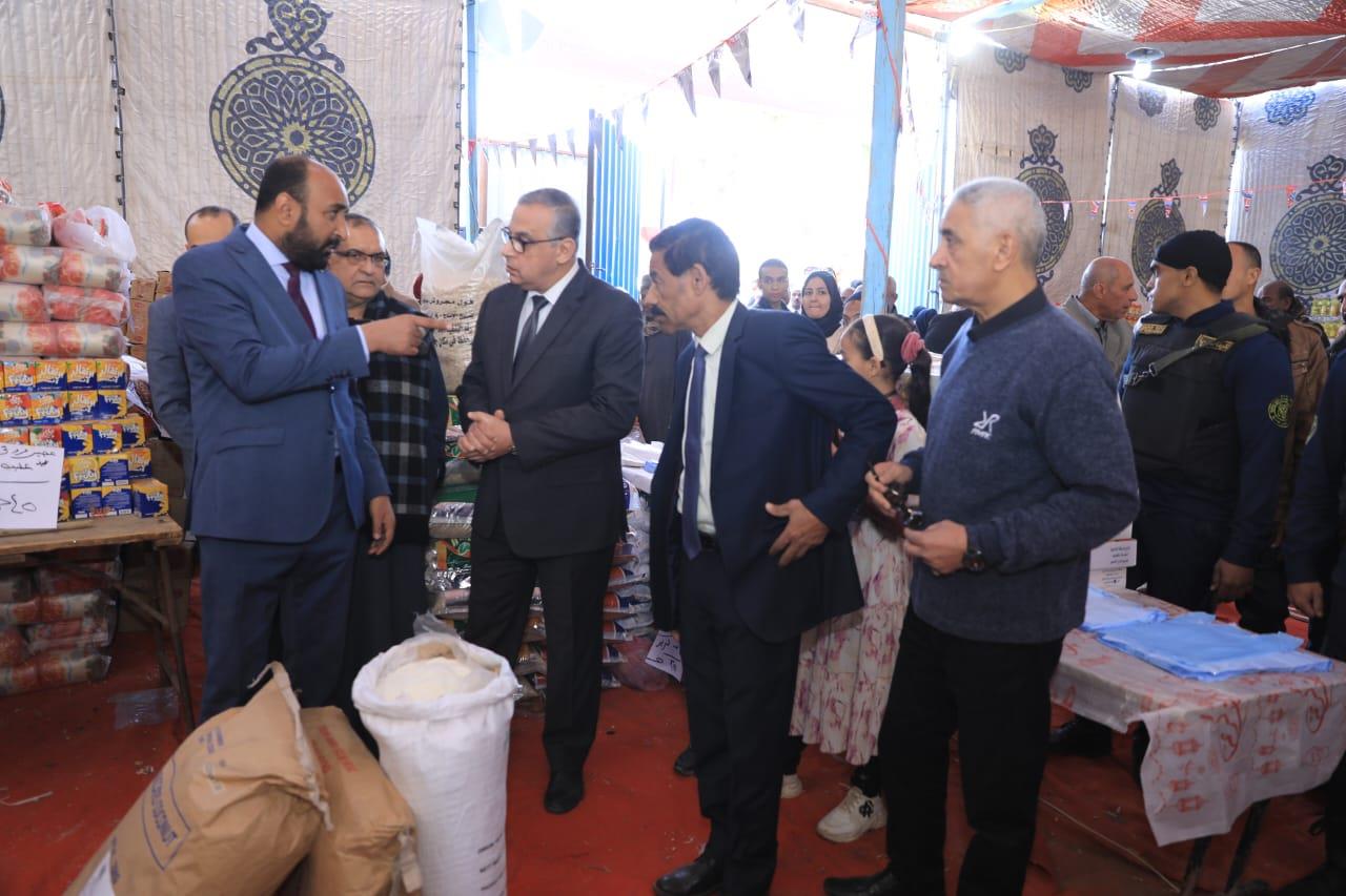 اللواء طارق الفقي محافظ سوهاج خلال افتتاح معرض اهلا رمضان