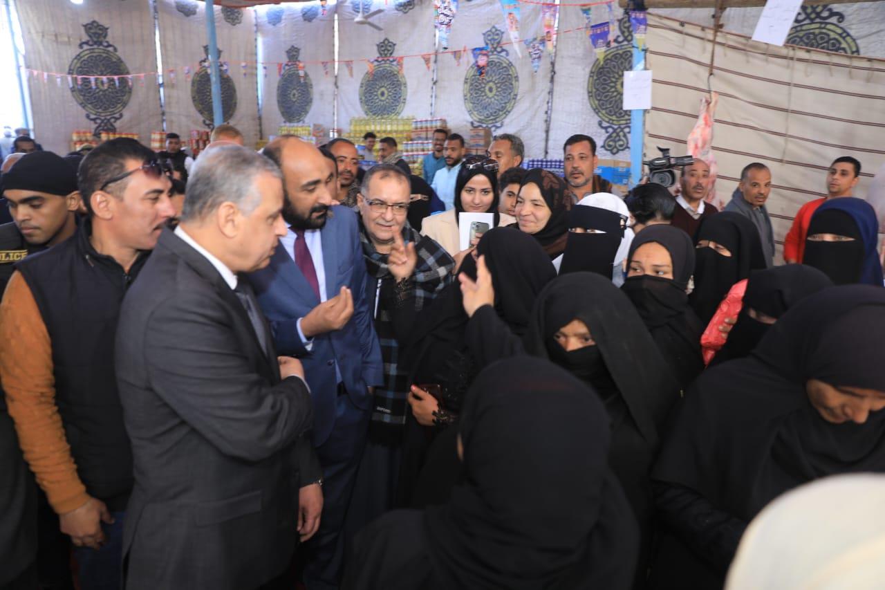 اللواء طارق الفقي محافظ سوهاج خلال افتتاح معرض اهلا رمضان