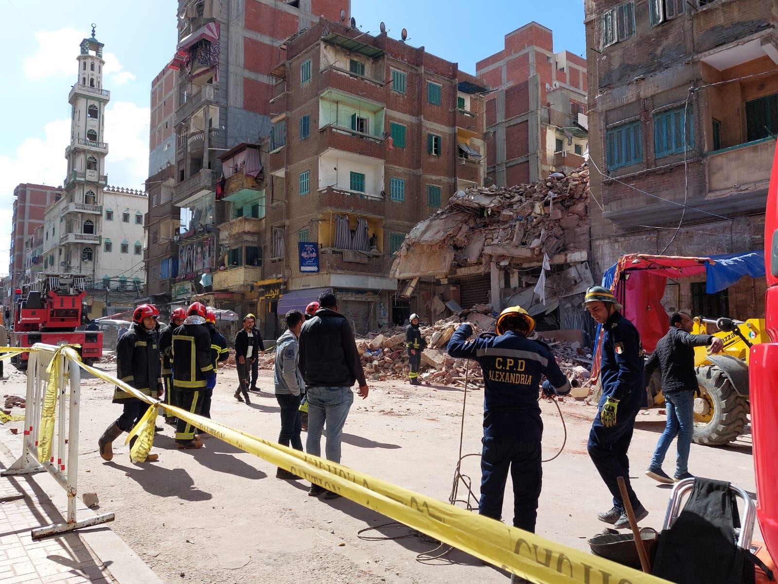 ارتفاع عدد ضحايا عقار الإسكندرية لـ 3 جثث و3 مصابين| صور
