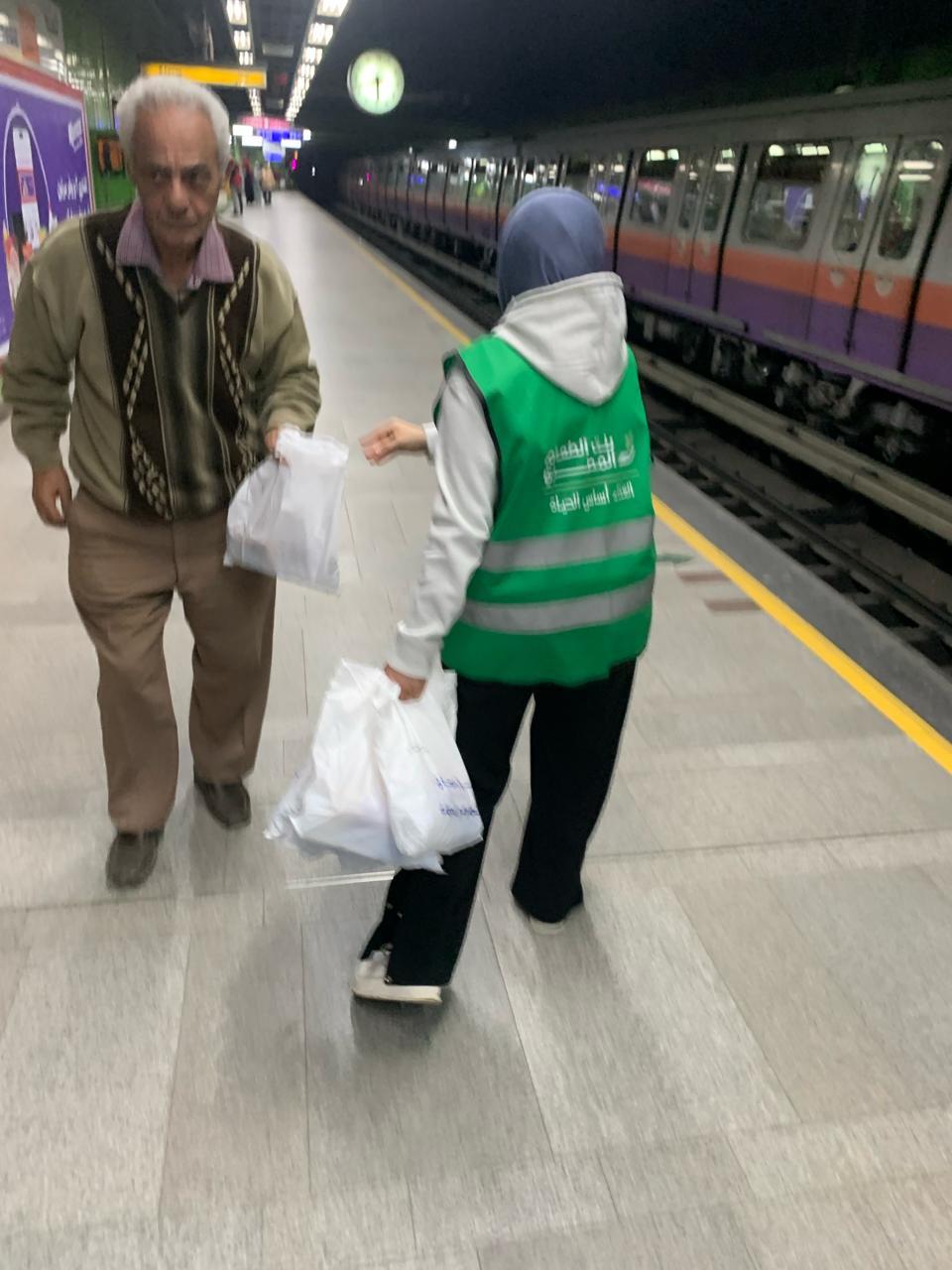 بالصور.. توزيع 5 آلاف وجبة خفيفة يوميآ لإفطار صائم في مترو الأنفاق