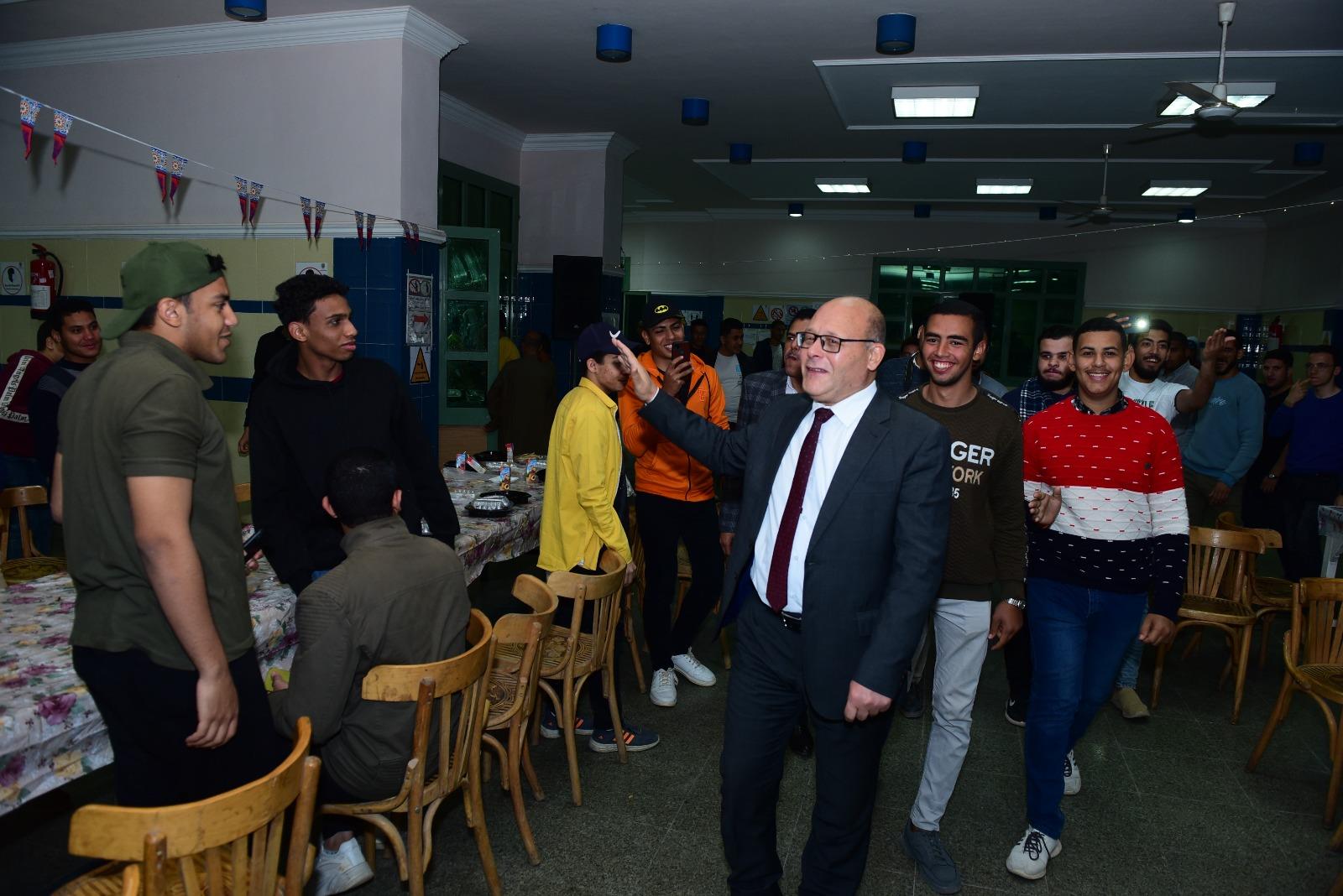 رئيس جامعة سوهاج يشارك طلابه المغتربين الإفطار