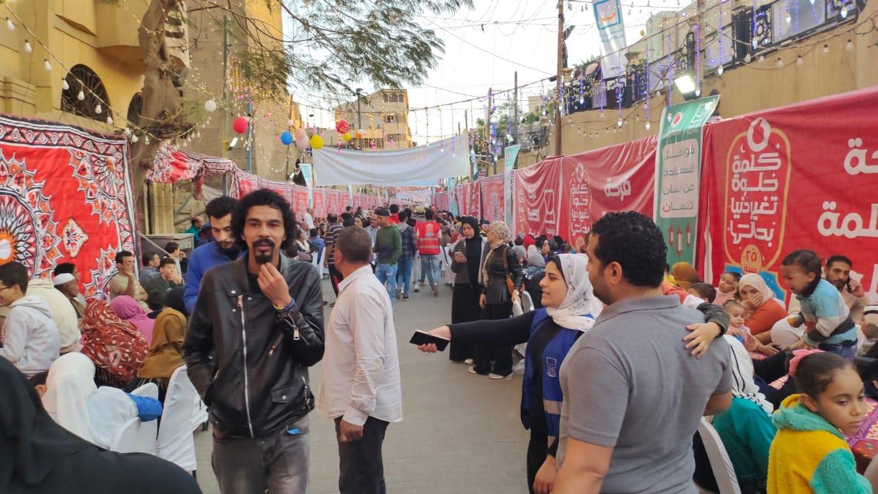 توافد المواطنين على مائدة إفطار مؤسسة حياة كريمة بشارع الاشراف في القاهرة 