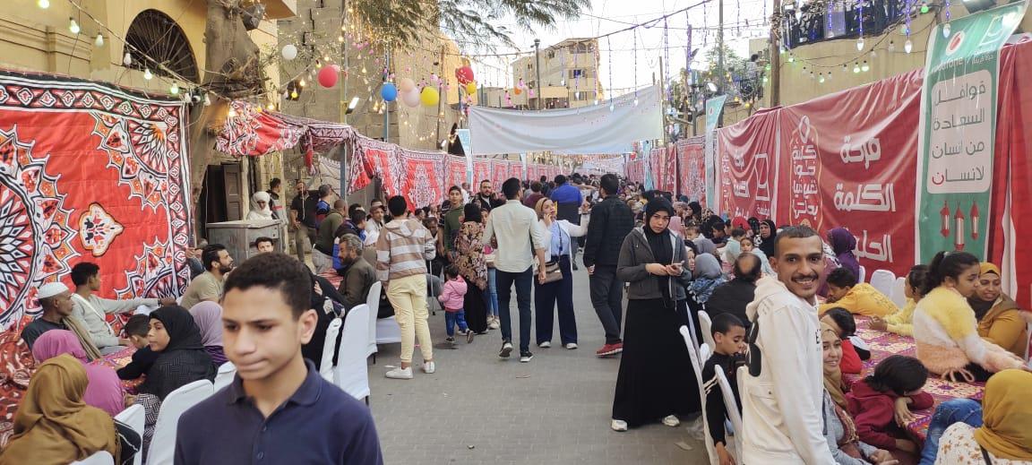 توافد المواطنين على مائدة إفطار مؤسسة حياة كريمة بشارع الاشراف في القاهرة 