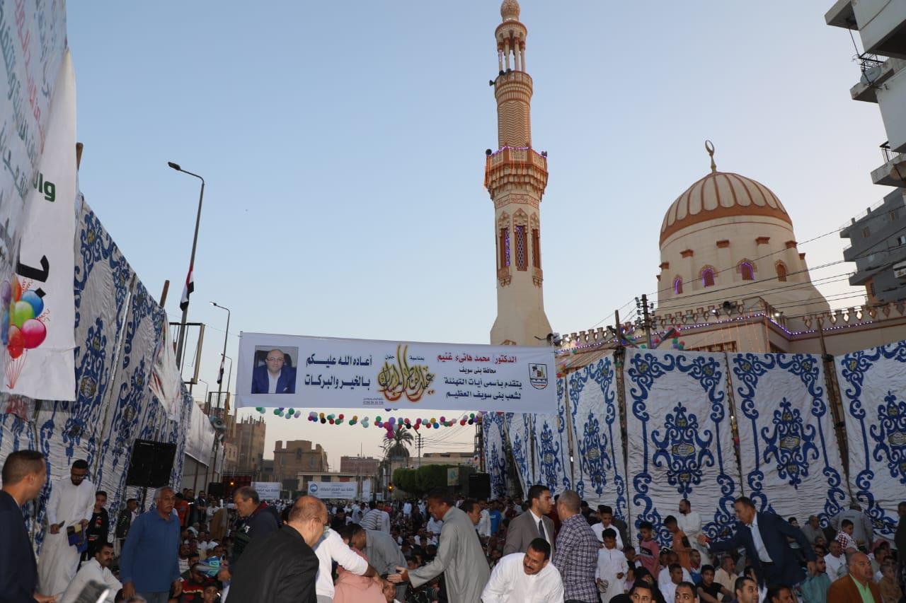 محافظ بني سويف يؤدي صلاة العيد في مسجد عمر بن عبدالعزيز 