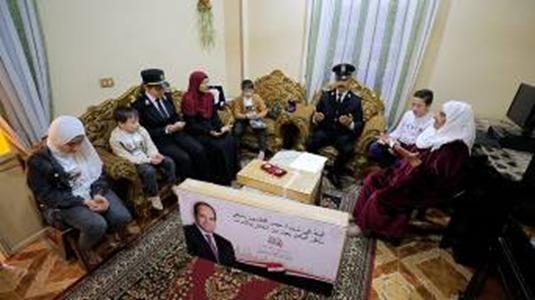 الداخلية توزع «هدايا الرئيس» على أسر شهداء الشرطة بمناسبة عيد الفطر