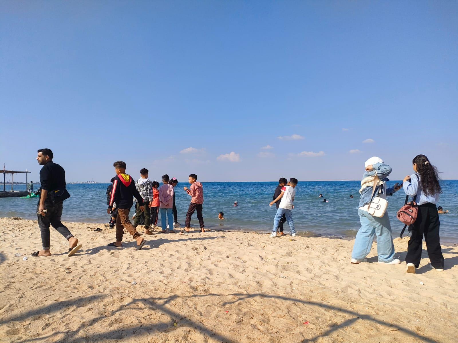 اقبال كبير من المواطنين على شواطئ الاسماعيلية