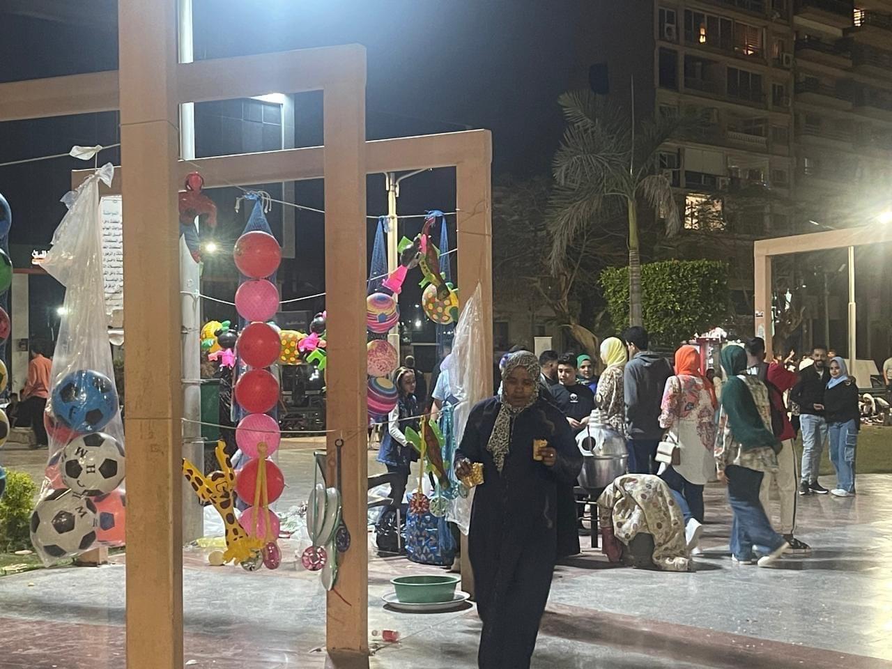 احتفالات مبهجة ومليئة بالفرح على كورنيش النيل بمدينة المنيا في ثاني أيام عيد الفطر المبارك