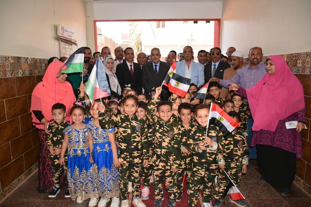 اللواء طارق الفقي محافظ سوهاج خلال افتتاح مدرسة " فاطمة الزهراء " 