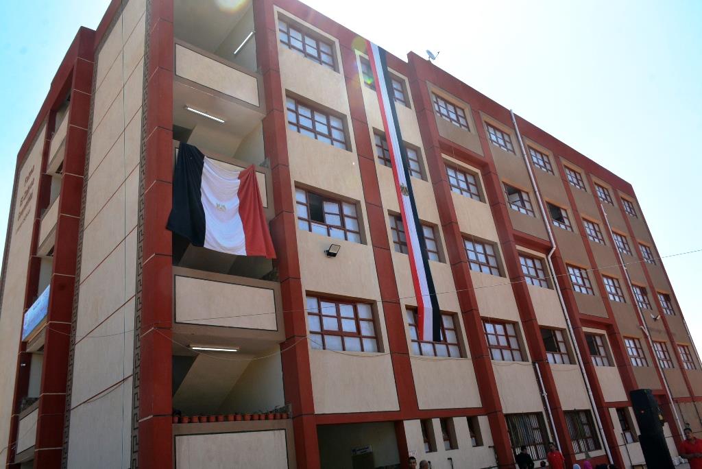 اللواء طارق الفقي محافظ سوهاج خلال افتتاح مدرسة " فاطمة الزهراء " 
