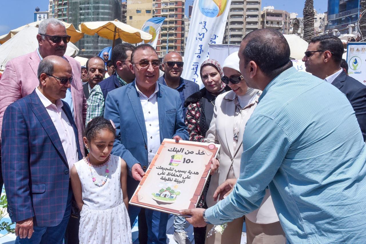 اللواء محمد الشريف محافظ الإسكندرية خلال افتتاح معرض الأسر المنتجة