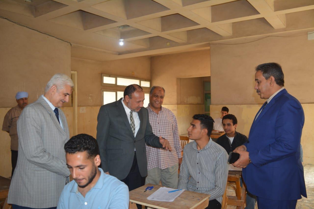 نائب رئيس جامعة الأزهر للوجه القبلي يتابع سير امتحانات الفصل الدراسي الثاني 
