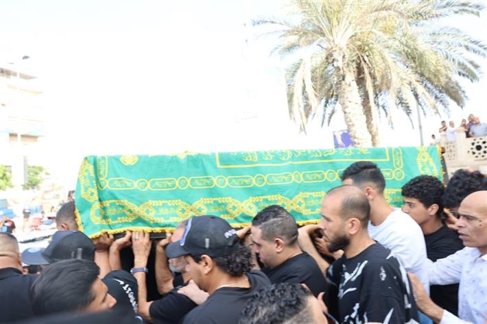 نجوم الفن الشعبي يواسون محمود الليثي في جنازة والدته
