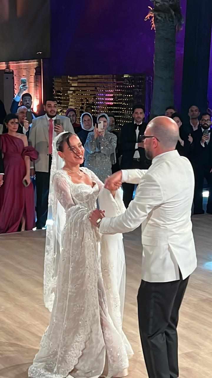 لا تفوتك .. عز وحلمي ومنى زكي ومنة شلبي في زفاف جميلة عوض