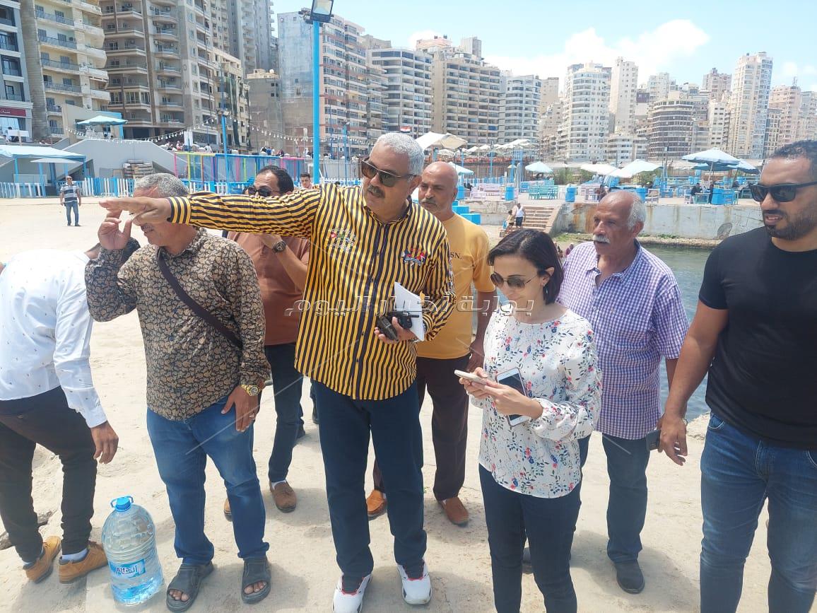 نائب محافظ الإسكندرية تتفقد الشواطئ لمتابعة تقديم الخدمات للمصطافين