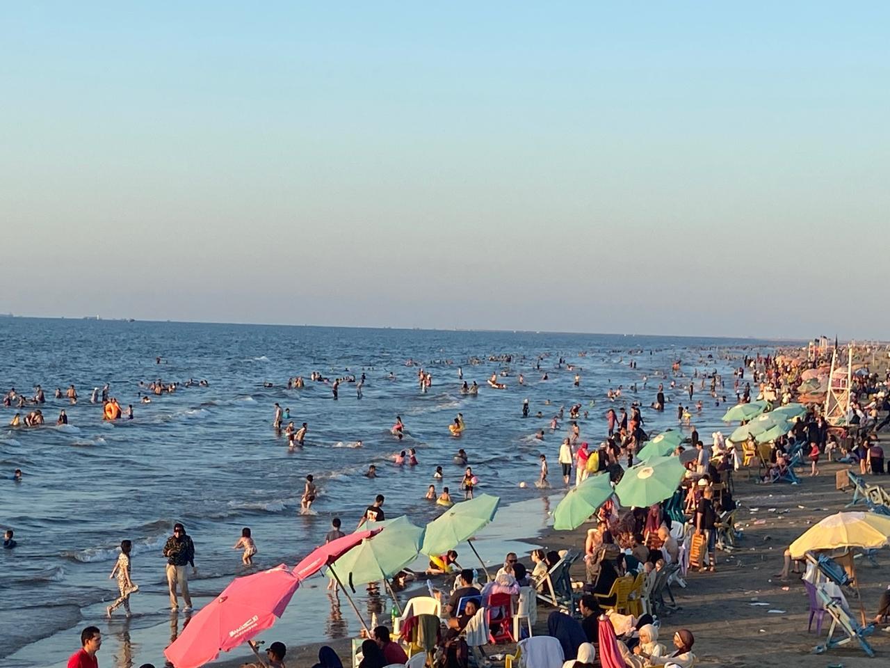 " إقبال كبير من الزائرين على شاطئ مدينة دمياط الجديدة "