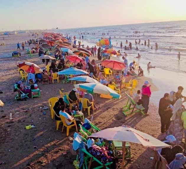 " إقبال كبير من الزائرين على شاطئ مدينة دمياط الجديدة "