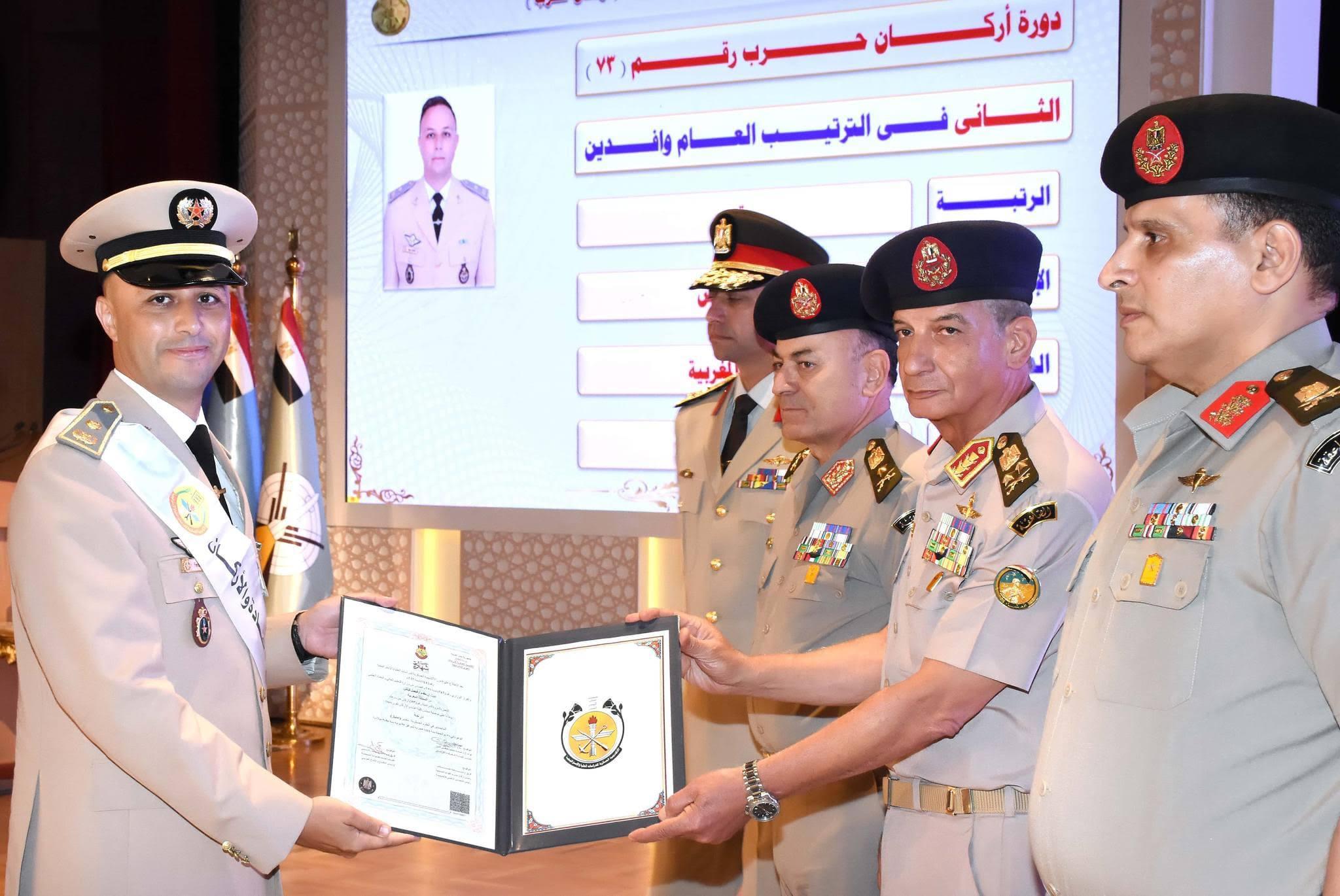  القائد العام للقوات المسلحة يشهد تخرج دورات جديدة من دارسى الأكاديمية