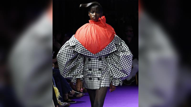  “عروض أزياء غريبة الأطوار في أسبوع باريس للملابس الراقية”