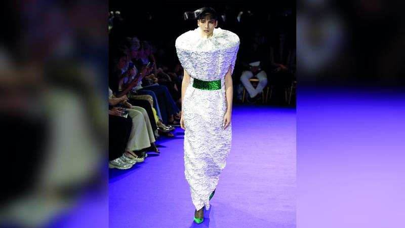  “عروض أزياء غريبة الأطوار في أسبوع باريس للملابس الراقية”