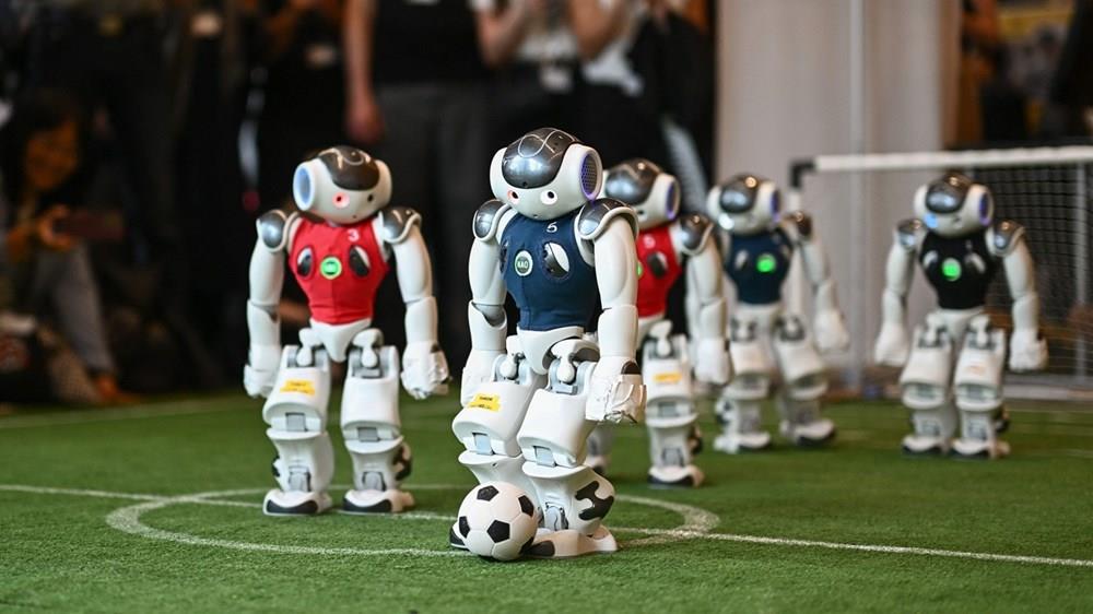 روبوتات تلعب كرة القدم في معرض للذكاء الاصطناعي بجنيف