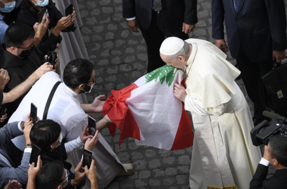البابا يقبل علم لبنان