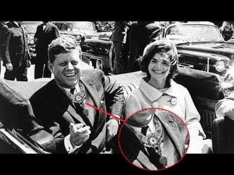 جون كينيدي قبل اغتياله مرتديًا العقد الملعون