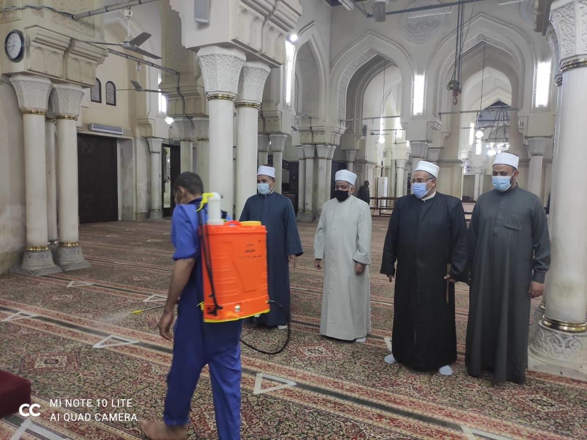 تعقيم مسجد سيدي عبدالرحيم القنائي بقنا استعدادًا لشهر رمضان.
