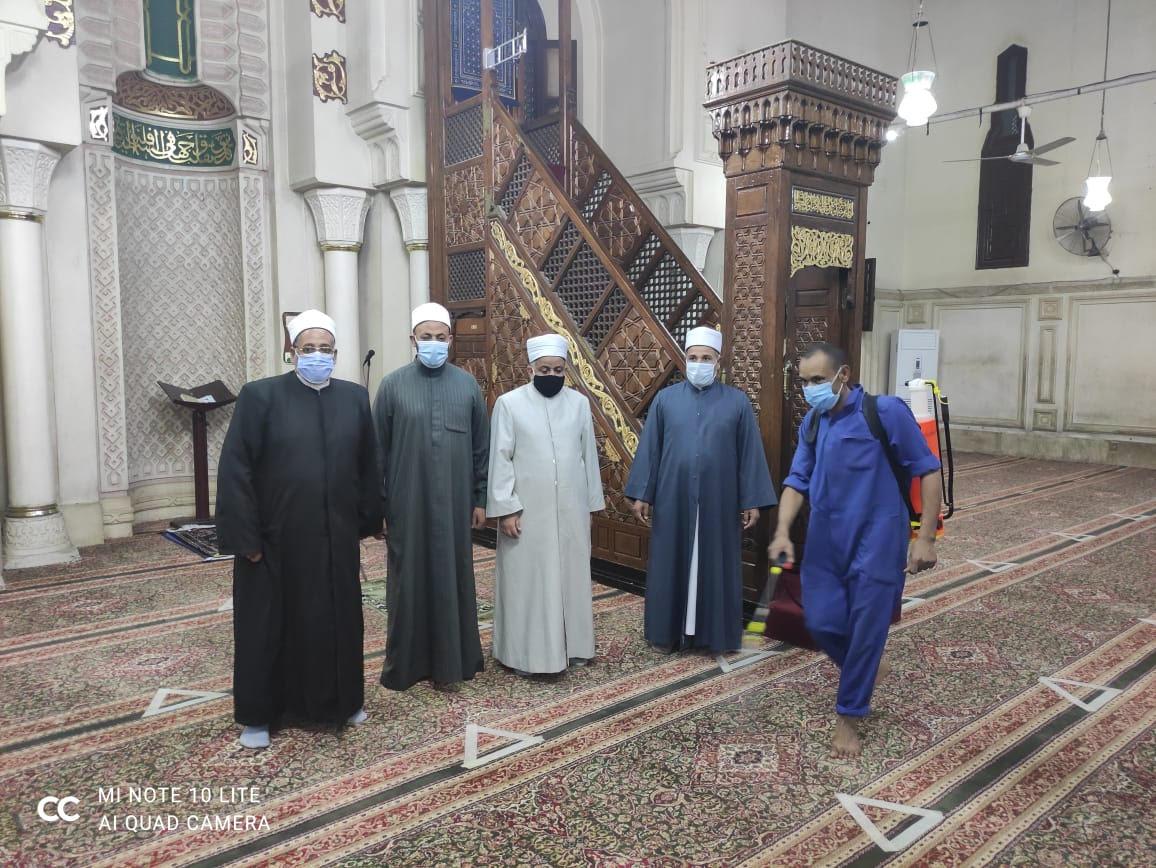 تعقيم مسجد سيدي عبدالرحيم القنائي بقنا استعدادًا لشهر رمضان.