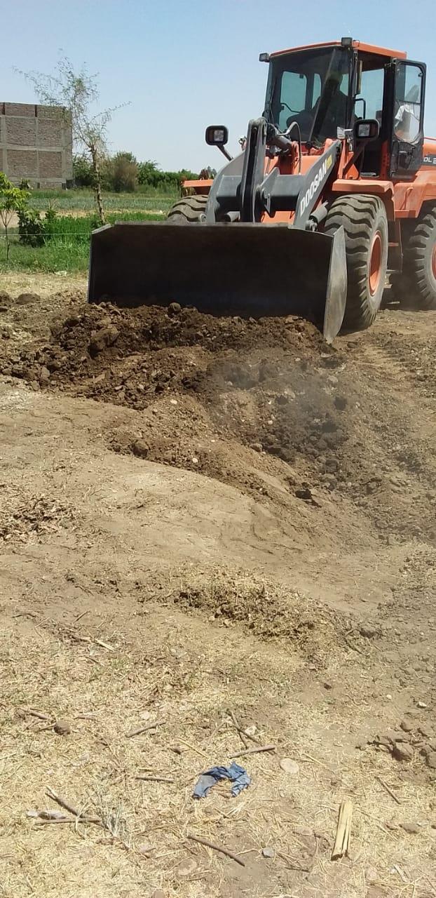 ضبط مخالفة تعدي على أرض زراعية بالحفر قبل الشروع فى البناء بأرمنت