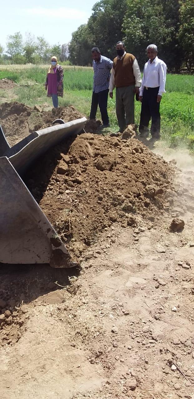 ضبط مخالفة تعدي على أرض زراعية بالحفر قبل الشروع فى البناء بأرمنت