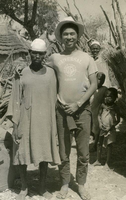 شيموياما مع القرويين في أفريقيا عندما عاش حوالي سنة واحدة هناك