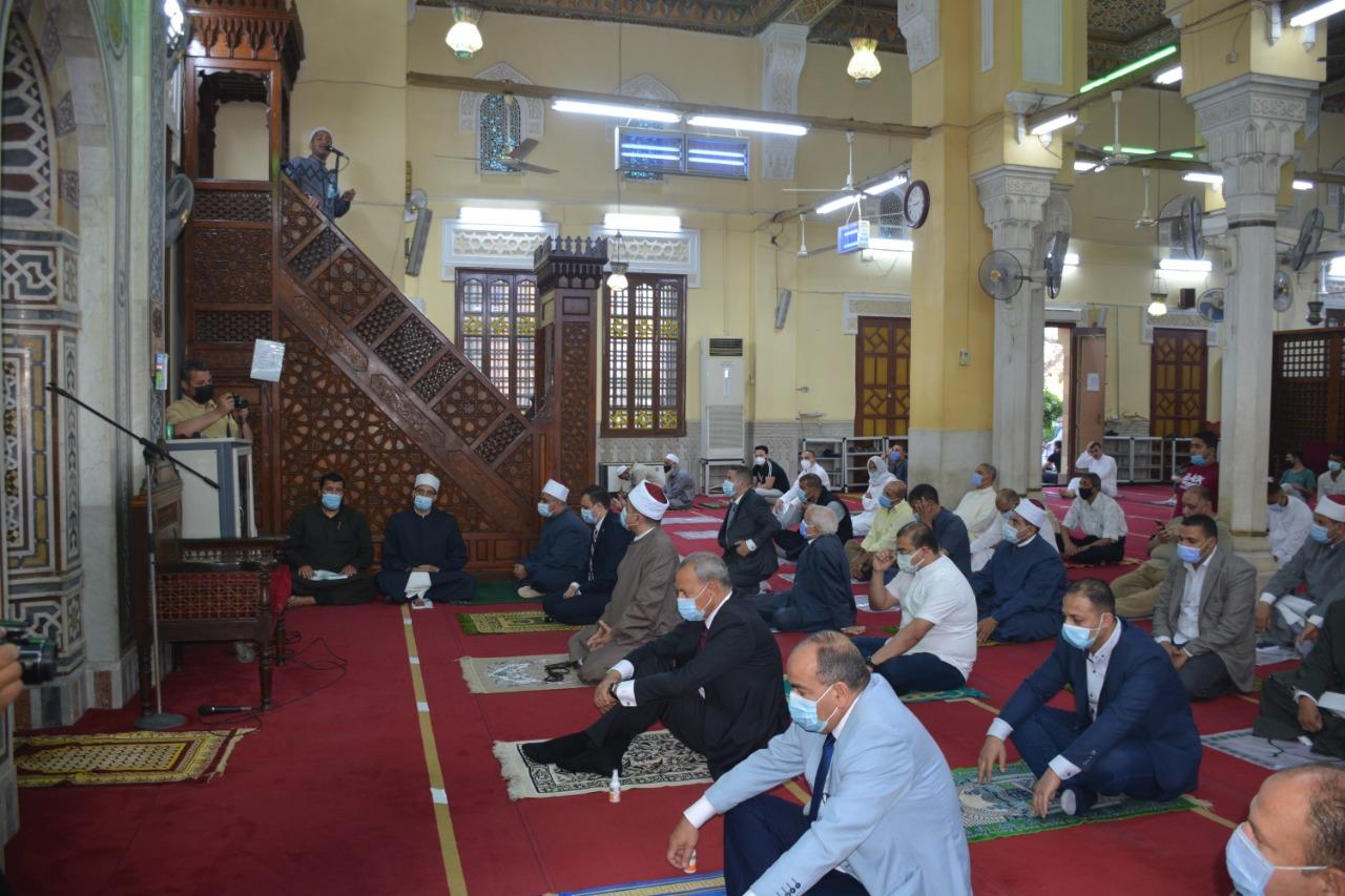 محافظ القليوبية يؤدي صلاة عيد الفطر المبارك بمسجد ناصر ببنها