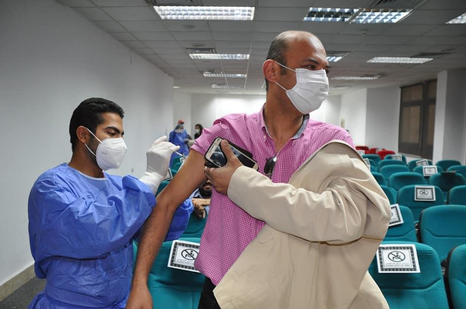 جامعة حلوان تبدأ حملة التطعيم بلقاح كورونا لمنتسبيها