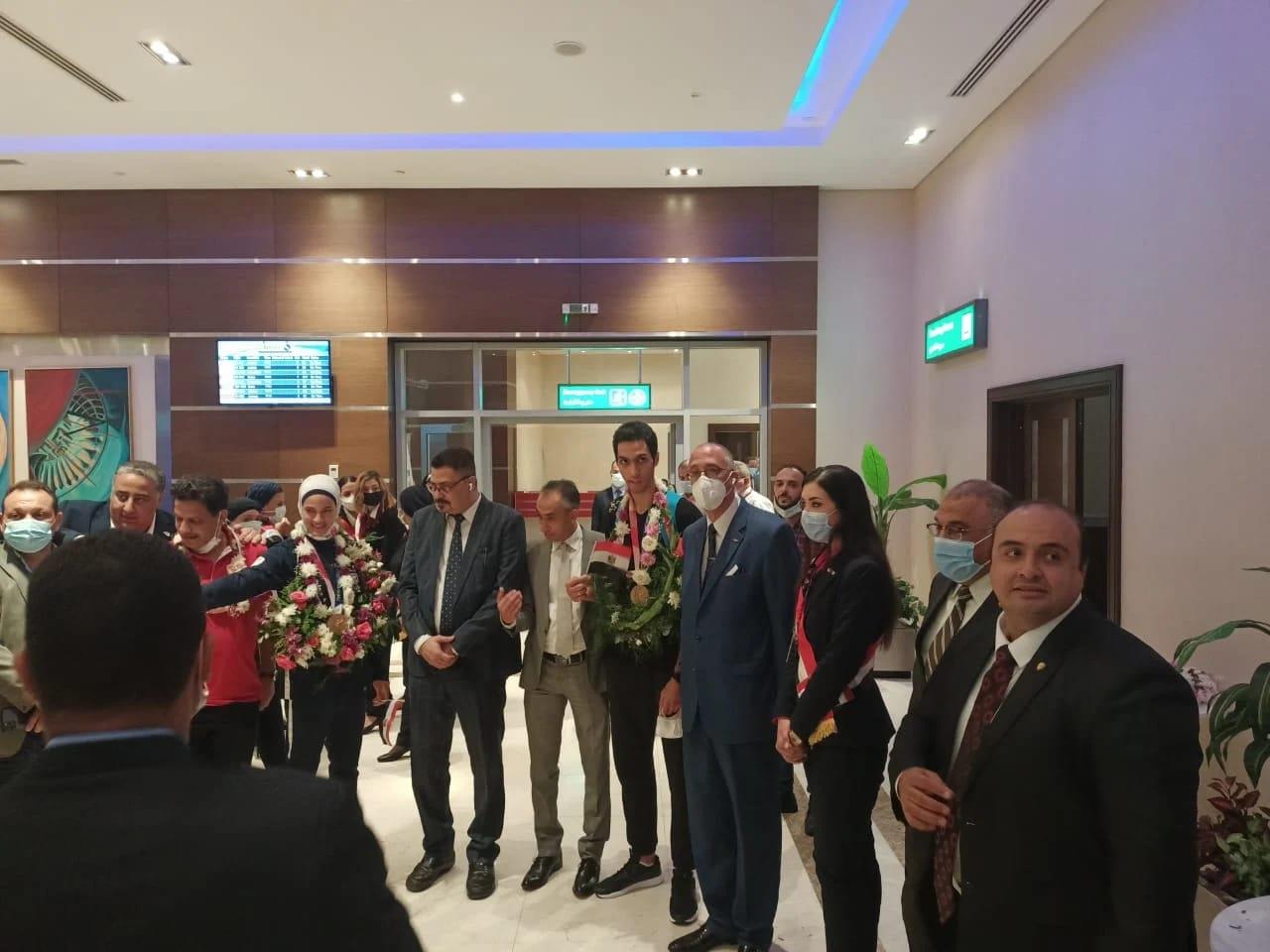 استقبال حافل في مطار القاهرة لهداية ملاك وسيف عيسى