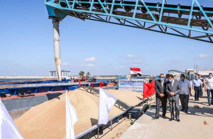  ميناء دمياط ينقل شحنة من القمح إلى صوامع إمبابه عبر نهر النيل
