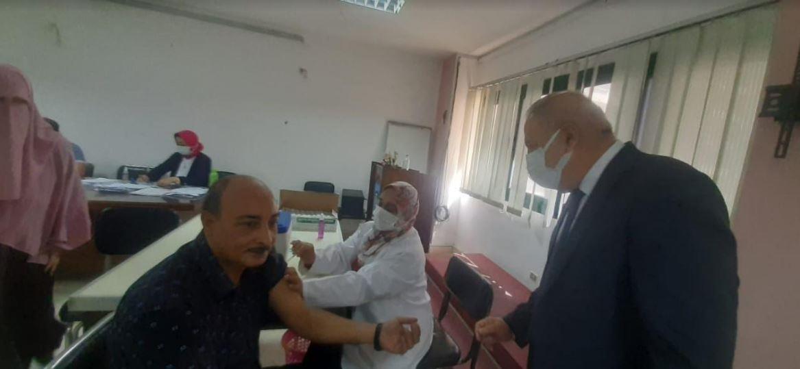  تلقي الجرعة الأولى من التطعيم ضد كورونا  للعاملين بالقوى العاملة بالإسكندرية