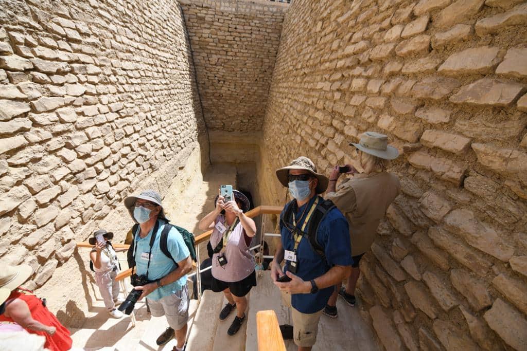 السياح يزورون المقبرة الجنوبية للملك زوسر بسقارة