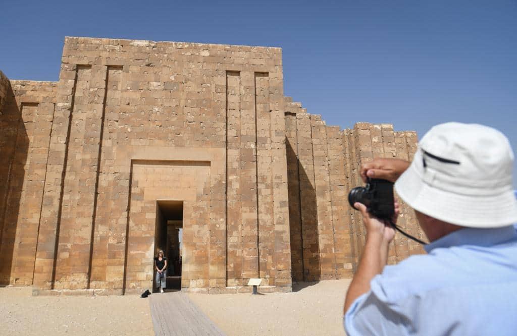 السياح يزورون المقبرة الجنوبية للملك زوسر بسقارة