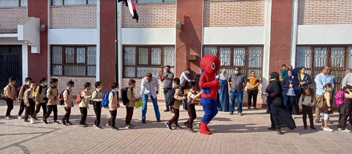 استقبال مدارس المنيا للطلاب في اول يوم دراسي