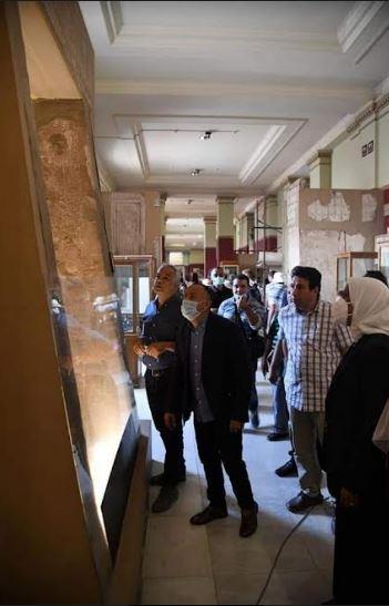 الامين العام لمجلس الأعلي للآثار يتنفقد القطع الأثرية في متحف التحرير 